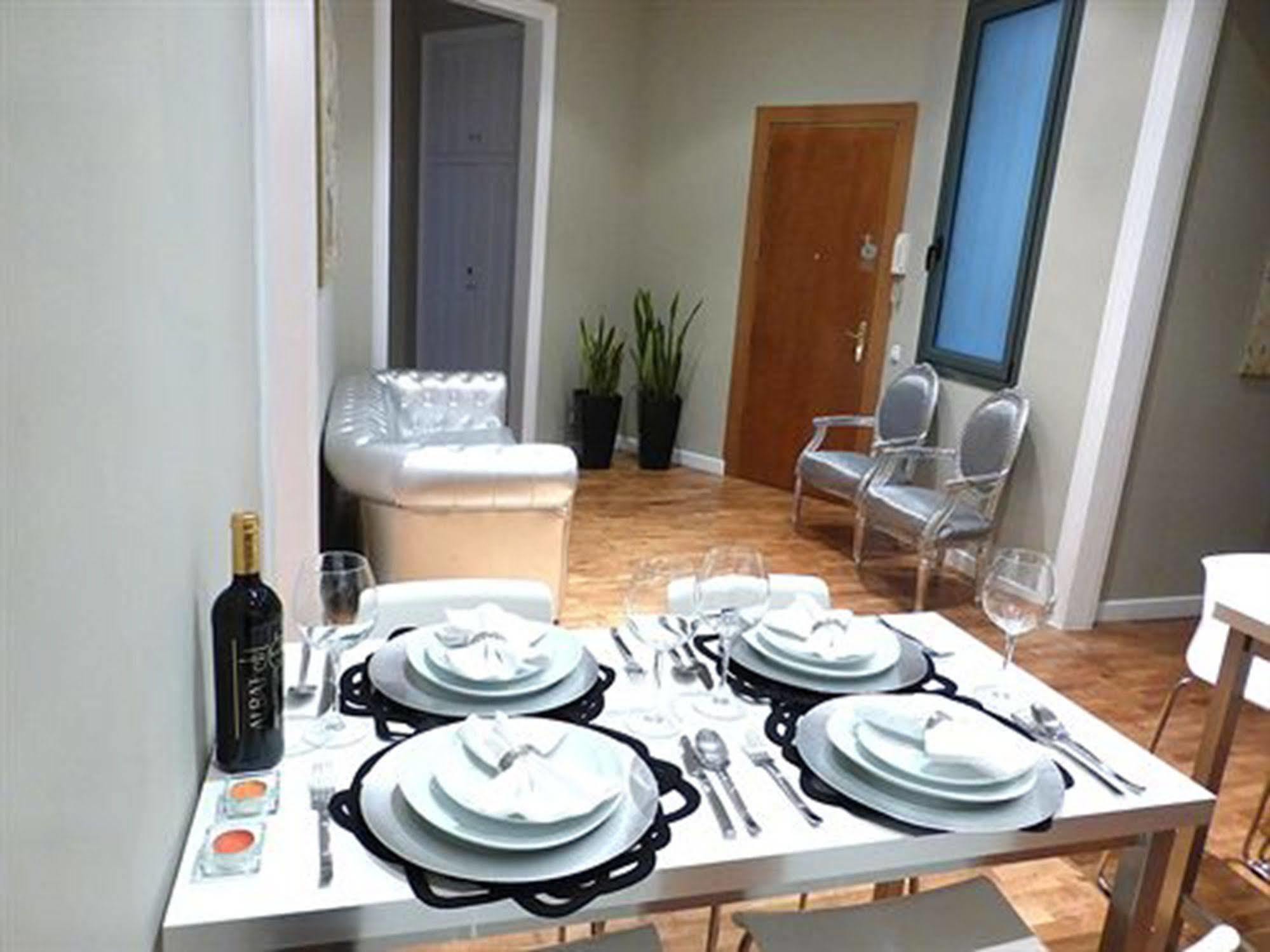 Super Balmes Guest House برشلونة المظهر الخارجي الصورة
