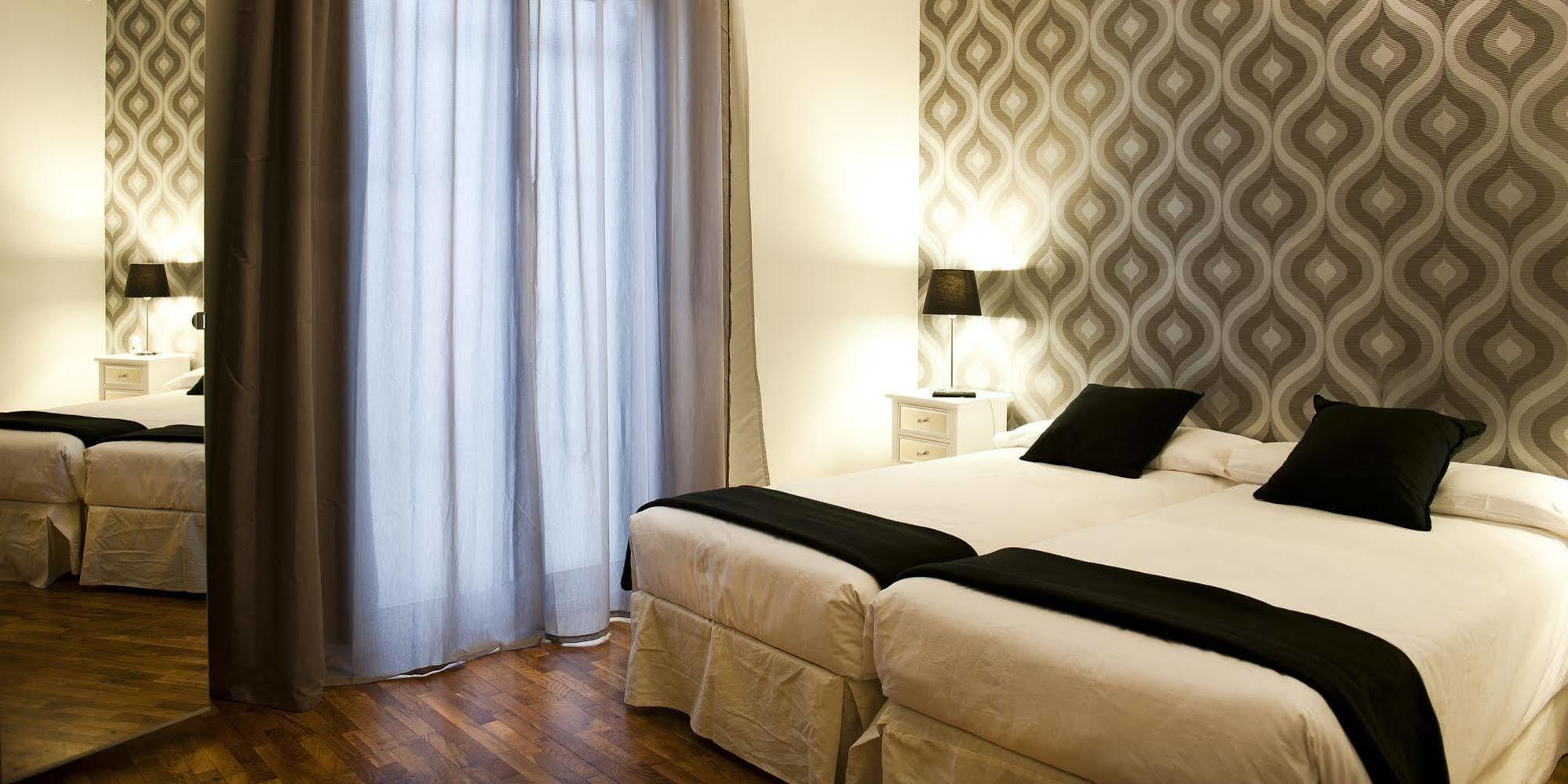 Super Balmes Guest House برشلونة المظهر الخارجي الصورة